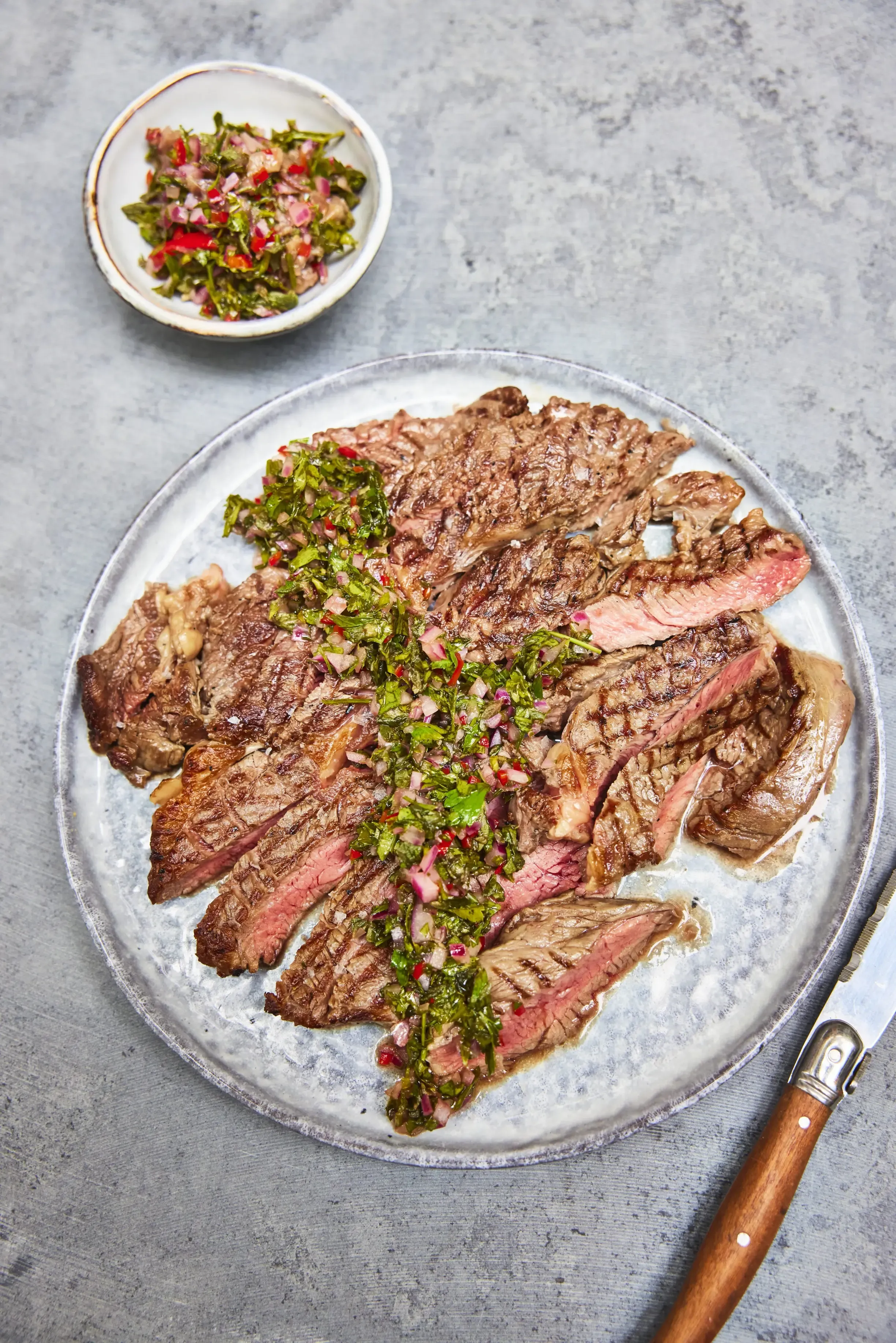 Gegrilde entrecôte met ansjovis-chimichurri